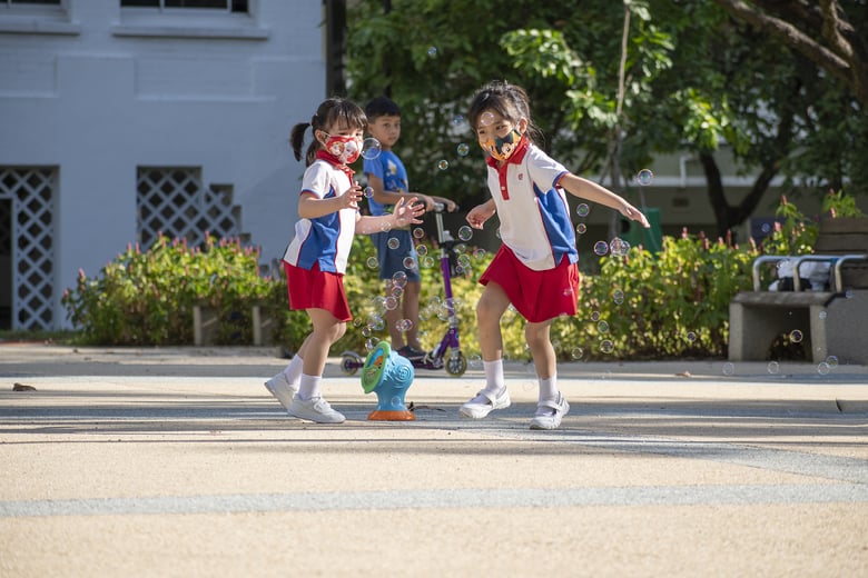 What are the possible sources of stress and situations that challenge the resilience of children?