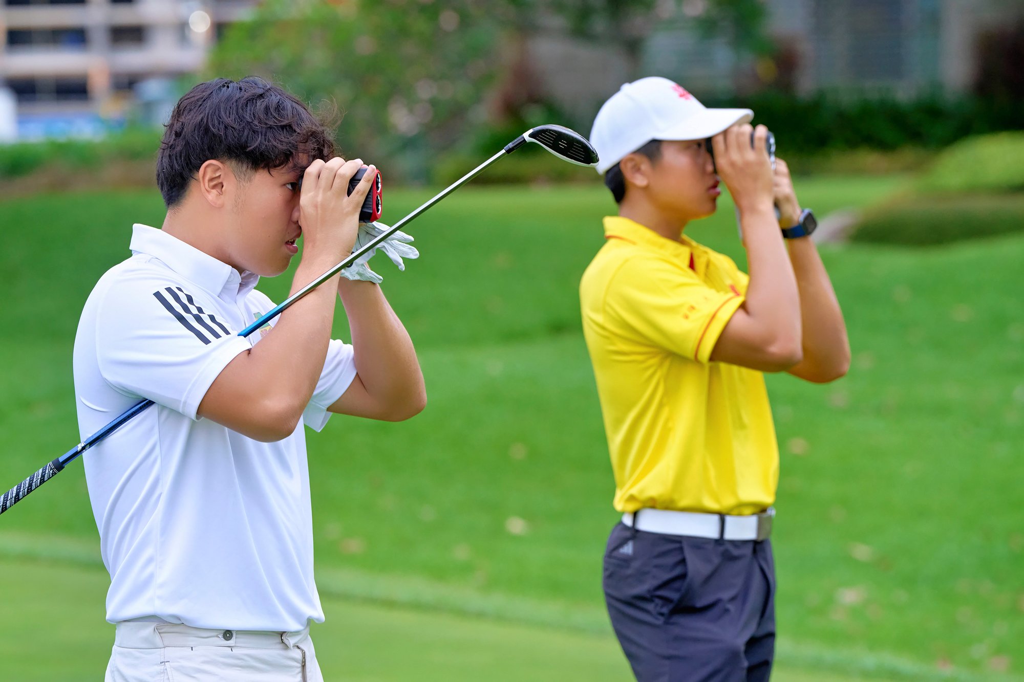 2024-04-15_NSG Golf Championship Master Course @Laguna Nationals_Photo by Eric Koh DSC06393 Goh Sheng Rui(RI) and Sean Pang(HCI) checking with their rangefinders before their tee off at the 1st Tee