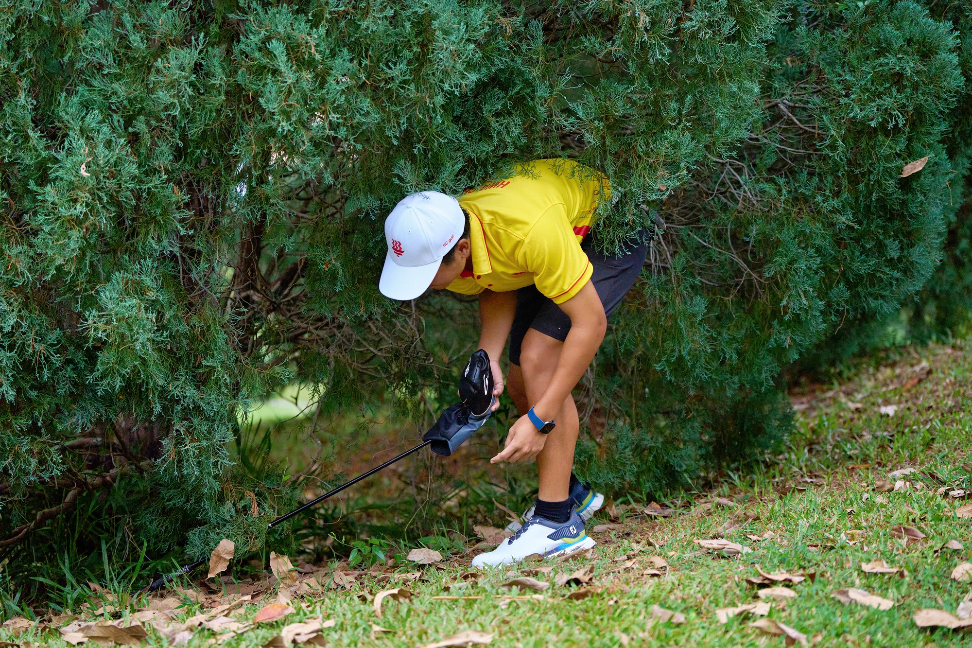 2024-04-15_NSG Golf Championship Master Course @Laguna Nationals_Photo by Eric Koh DSC06597 Sean  Pang(HCI) searches for his golf ball under the tree