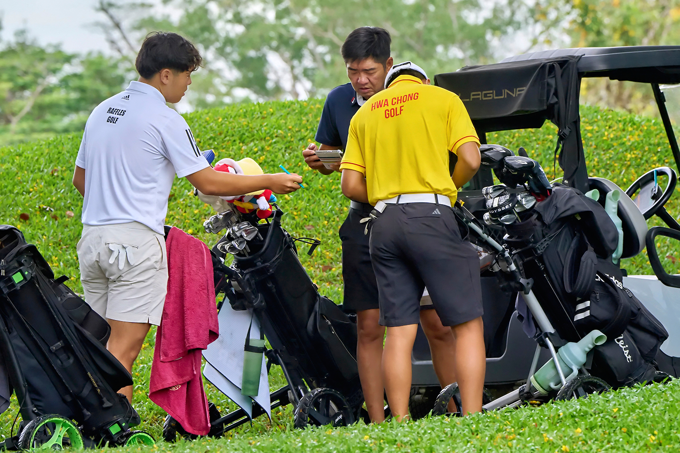 2024-04-15_NSG Golf Championship Master Course @Laguna Nationals_Photo by Eric Koh DSC08022 Sean Pang(HCI) and Goh Sheng Rui(RI) update their records to Golf official