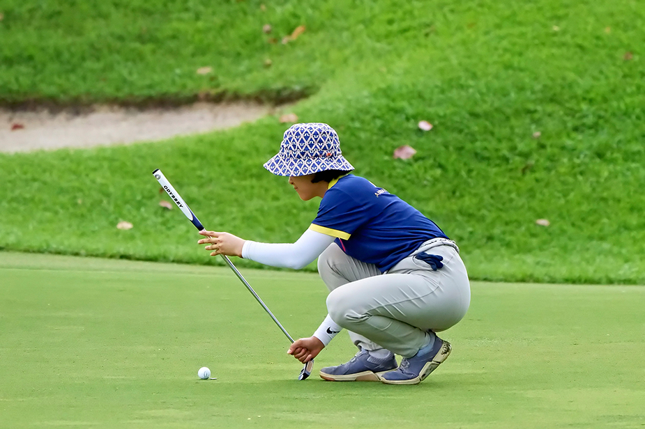 2024-04-15_NSG Golf Championship Master Course @Laguna Nationals_Photo by Eric Koh DSC08848 Division A girl checks ball alignment before she putts