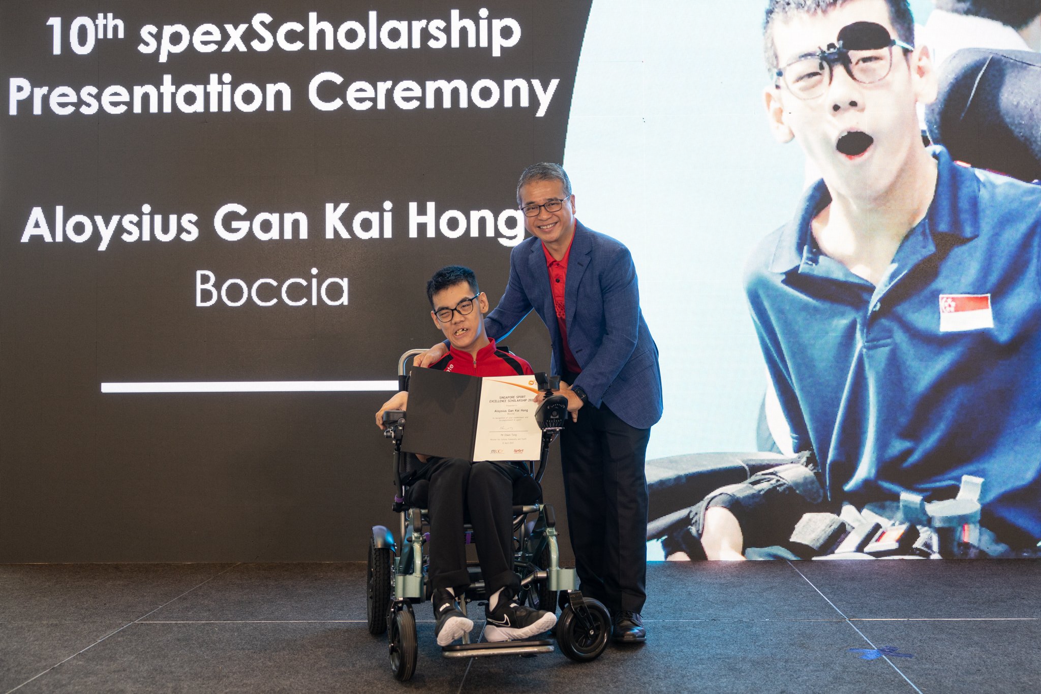 Boccia athlete Aloysius Gan receiving his spexScholarship certificate