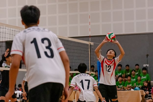 Trailing by 4-6 points in the first set, DHS’ Ethan Foo aimed to cut the deficit and bring his team back ahead 2