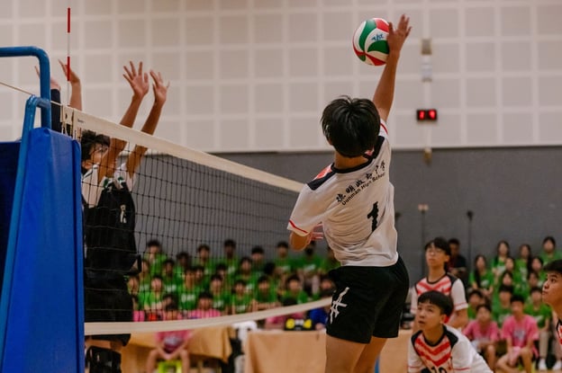 Trailing by 4-6 points in the first set, DHS’ Ethan Foo aimed to cut the deficit and bring his team back ahead-1