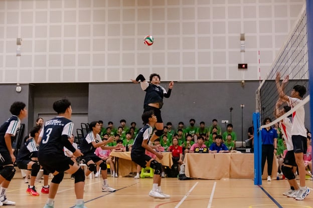 Trailing by 4-6 points in the first set, DHS’ Ethan Foo aimed to cut the deficit and bring his team back ahead