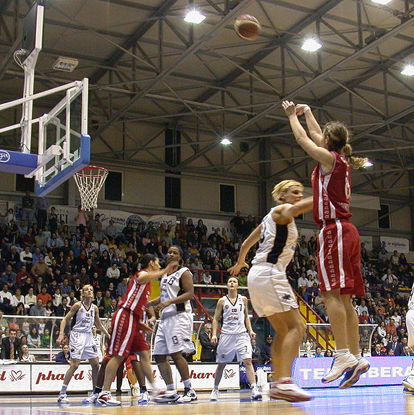 Three point shoot by Sara Giauro (Phard Vomero Napoli) during FIBA Europe Cup Women Finals 2005