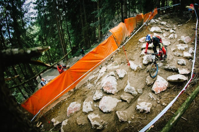 Downhill Mountain Biking_riding over huge rocks