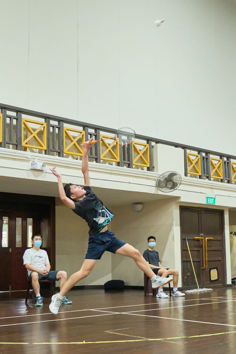 2022-04-27 Badminton B Div Boys Final Match 1 Seok Kai Aik(Fuhua Sec) returned a shot to Vicent Ma(HCI), Vincent Ma Wenxi won 21-4, 21-8 HCI won 4-1 Photo by Eric Koh DSC06673