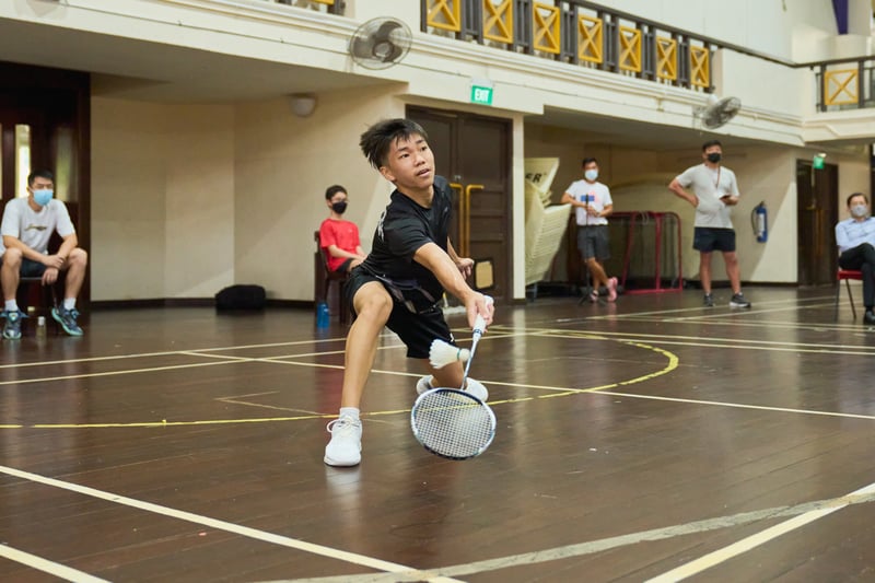 2022-04-27 Badminton B Div Boys Final Match 3 Tan Jing Xiang(Fuhua Sec) retrieved a shot from Brendan Lau Zheng Xin(HCI) Brendan won 21-5 21-10 Photo by Eric Koh DSC07542