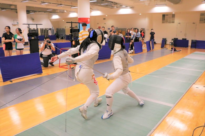 ACJC's Lia Swee (Left) competing against her teammate Halyn Chia in the Foil Final. Photo Credit : Team Nila Content Producer, Anbumani Arivalagan.