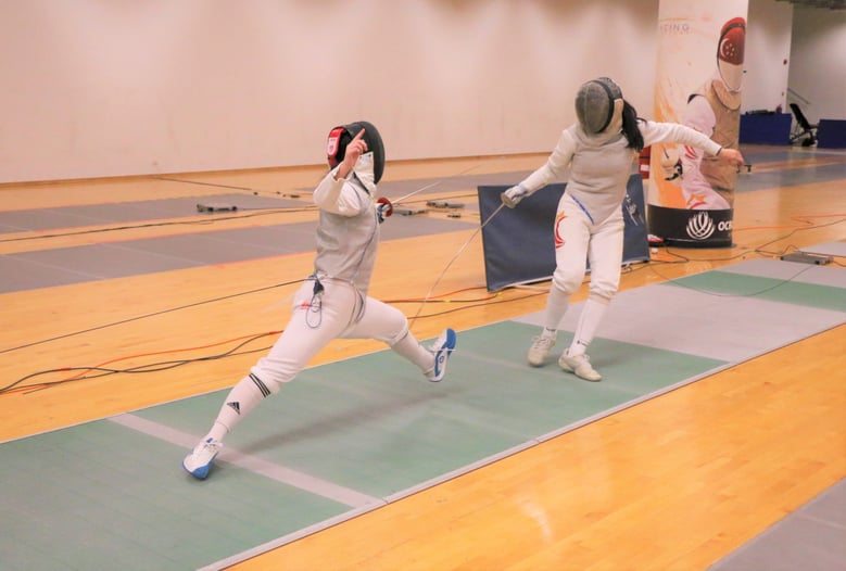ACJC's Lia Swee (Right) competing against her teammate Halyn Chia in the Foil Final. Photo Credit : Team Nila Content Producer, Anbumani Arivalagan.