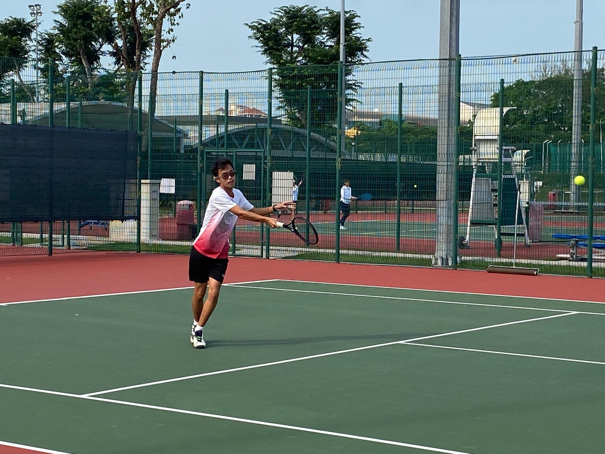 NSG B Div boys tennis - Victoria Schools Reyes Ho in action