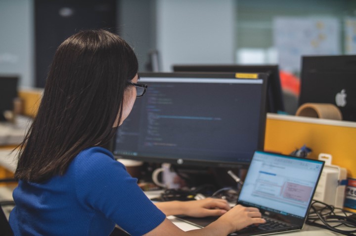 Office worker-1558949623-35b2e2649754(1)