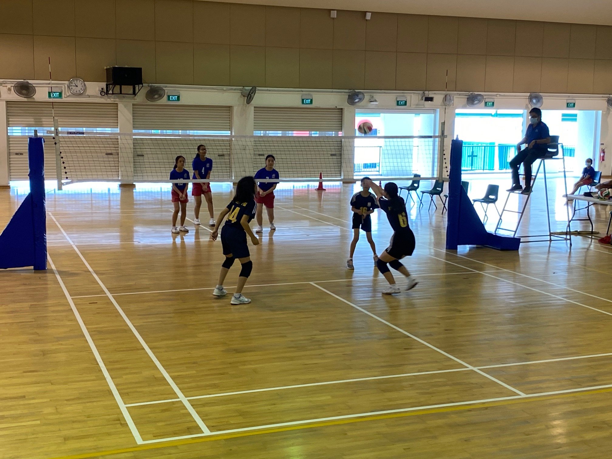 Yuhua Primary (blue) vs Xinmin Primary (black) at the National School Games Senior Division girls volleyball preliminary stage (2)