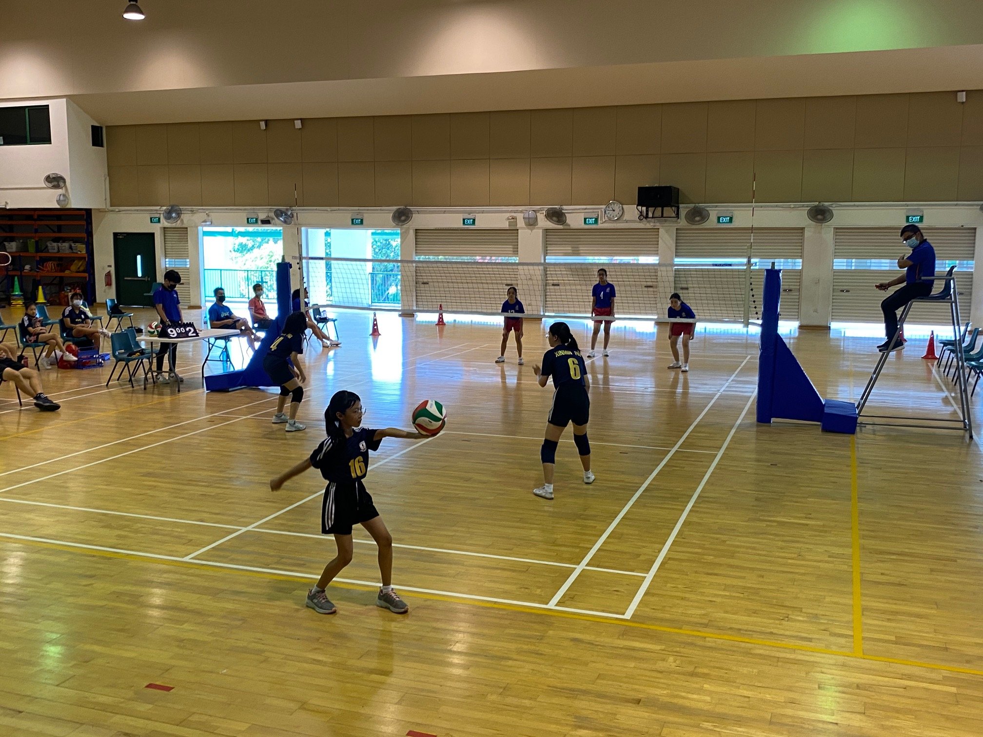 Yuhua Primary (blue) vs Xinmin Primary (black) at the National School Games Senior Division girls volleyball preliminary stage