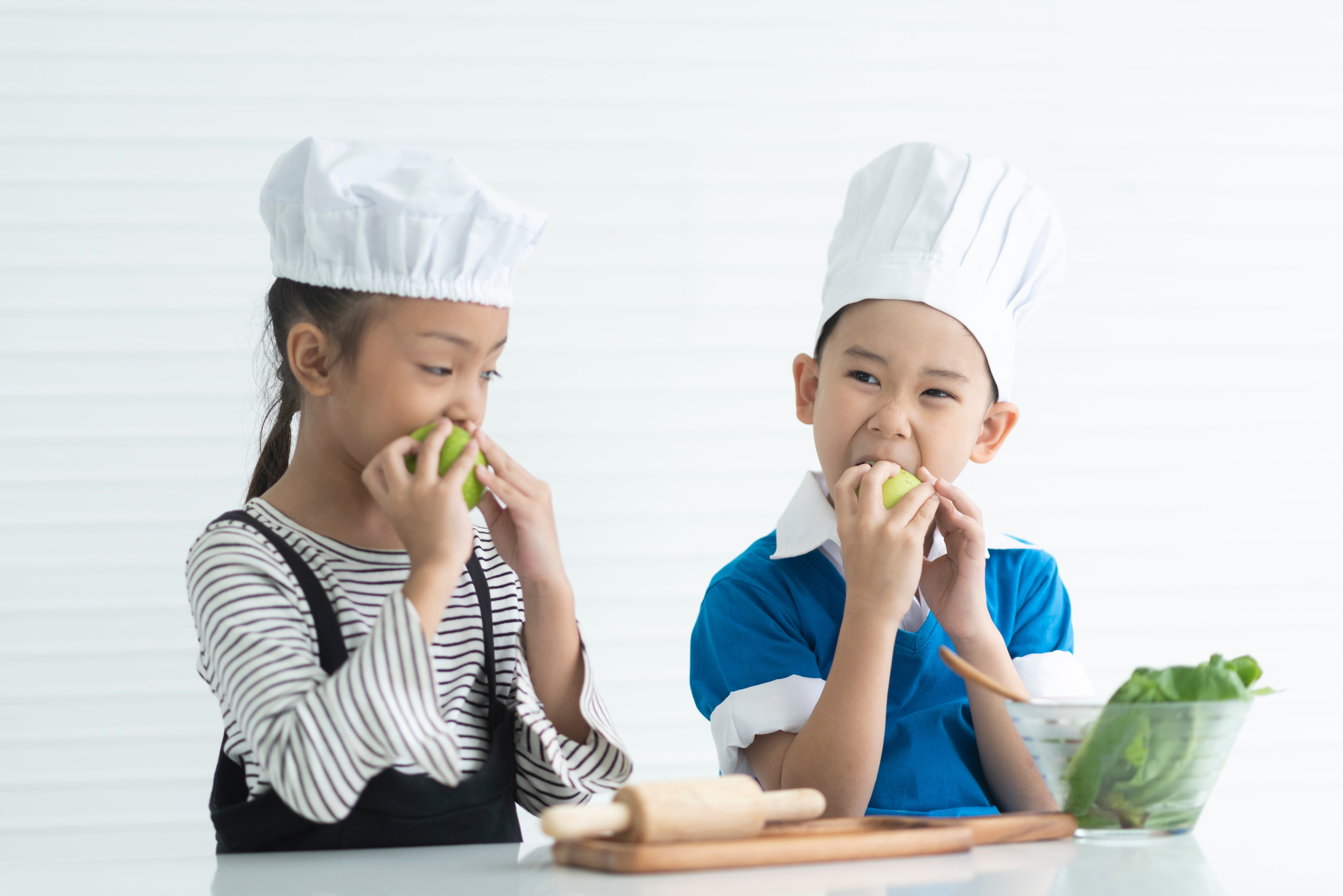 children-eating-green-apples-kitchen-concept-2022-12-16-02-59-50-utc