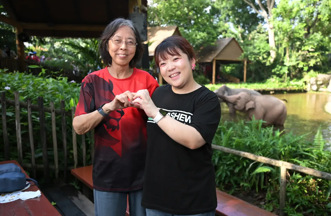 Stephanie Song (right) with Mdm Emily (left) during SportCares Family Day 2026 at the Singapore Zoo